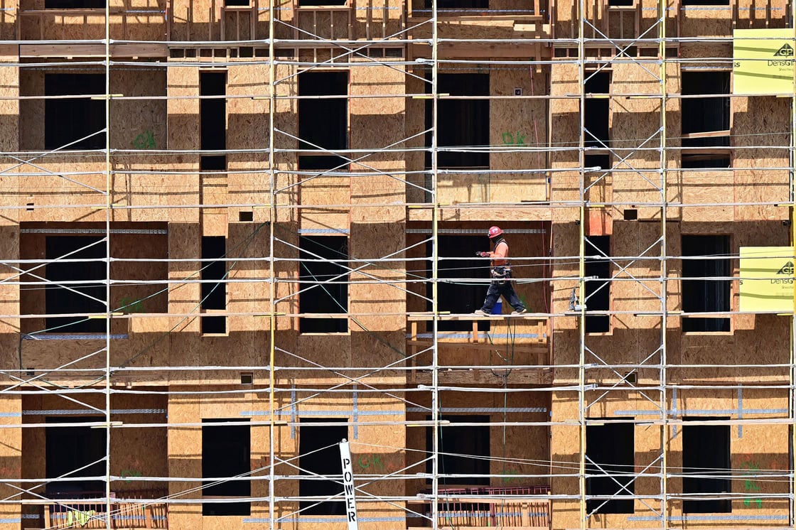 A construction worker works on completing a new block of apartments in Los Angeles, August 2022. (Getty/Frederic J. Brown/AFP)